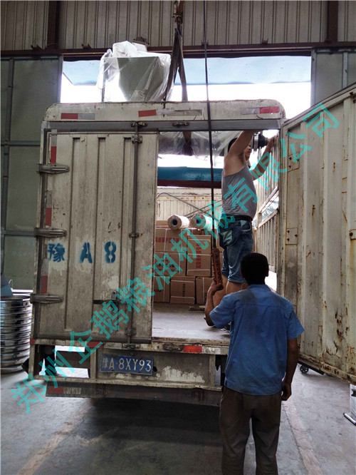 四川萬源客戶小型榨油機設備發(fā)貨現(xiàn)場(圖1)