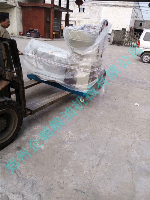 四川萬源客戶小型榨油機設備發(fā)貨現(xiàn)場(圖2)