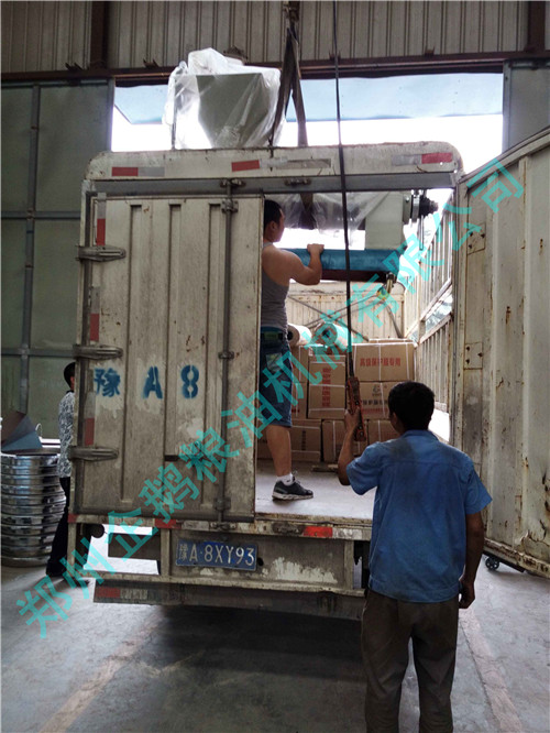 四川萬源客戶小型榨油機設備發(fā)貨現(xiàn)場(圖3)