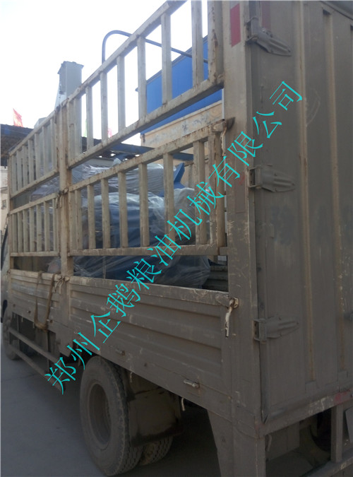 安徽蒙城客戶預定的100型螺旋榨油機設備今天發(fā)貨(圖2)