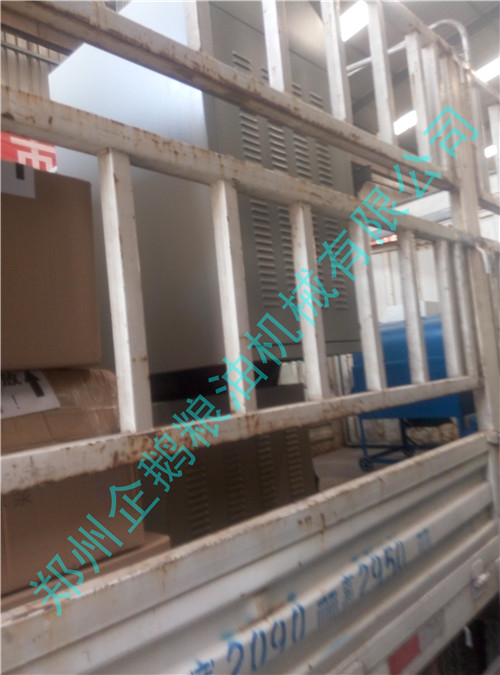 企鵝榨油機廠家1月6日發貨現場(圖4)